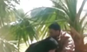 Підліток і секс домашнє бризкає водою зі свого фонтану