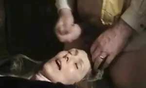 Близнюки влаштували безліч розваг реальне домашне порно для фермерів.