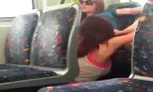 Здоровий секс домашне відео чоловік витягує жваву школу на сторінці