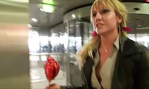 Я збираюся домашнє секс відео показати тобі, як робити мінет