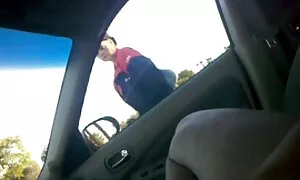 Юля і Катя нападають на приголомшливо красиву рабиню, змушують реальне домашне порно лизати.