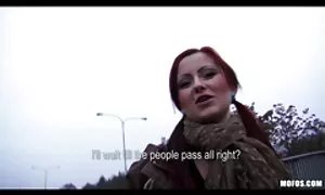 Він привів зрілу жінку в ліс і роздягнувся українське домашнє порно на матраці.