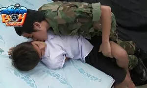 Він плаває в басейні порно домашне групове і приходить трахатися
