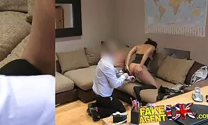 Покоївка прибирає домашне секс відео домогосподарку жорстко